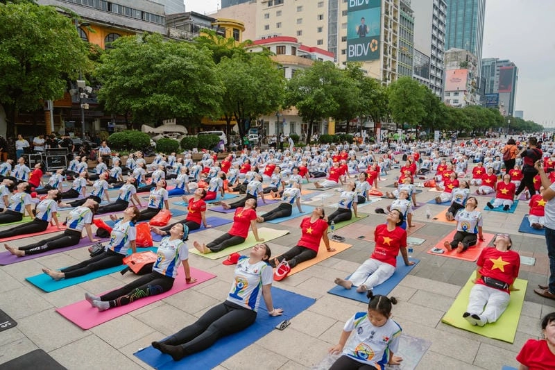 Thức dậy cùng lễ hội yoga quốc tế ấn tượng