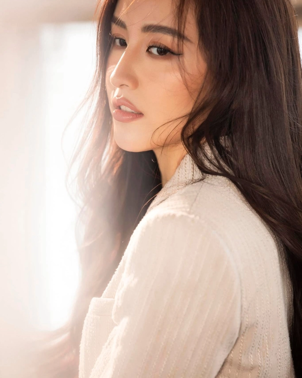 Em Mai Phương Thúy (em gái) và vẻ ngoài xinh đẹp không kém chị