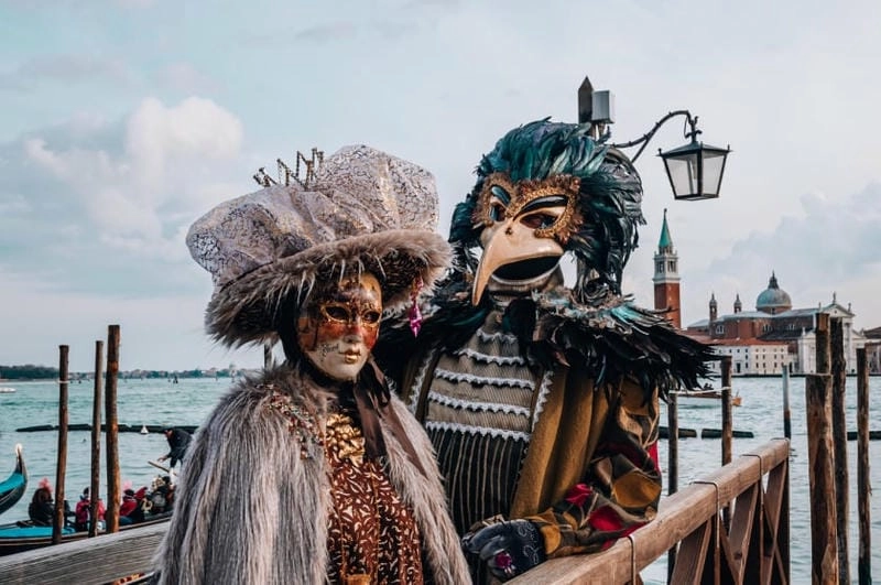 Lạc lối trong mặt nạ hóa trang Venice sôi động