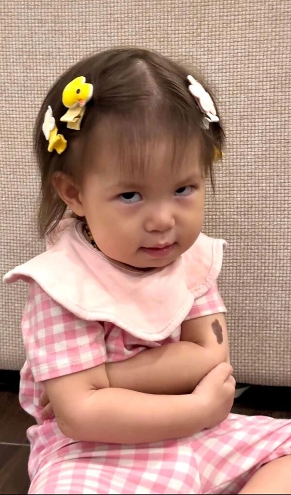 Bộ sưu tập meme pam lườm cực chất cho dân văn phòng