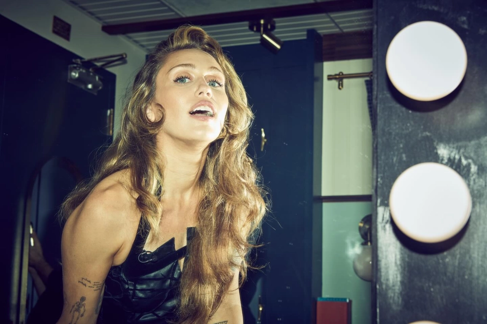 Climb Miley Cyrus lyrics và những ca từ truyền cảm hứng mạnh mẽ