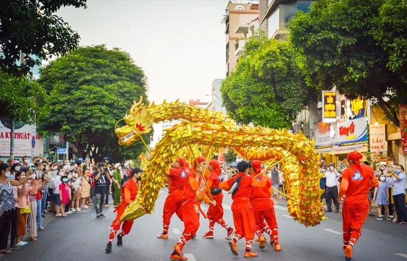 Cười sảng với múa lân sư rồng náo nhiệt