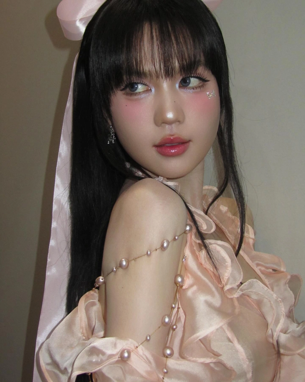 Eo Ngọc Trinh bao nhiêu và vòng eo con kiến trứ danh