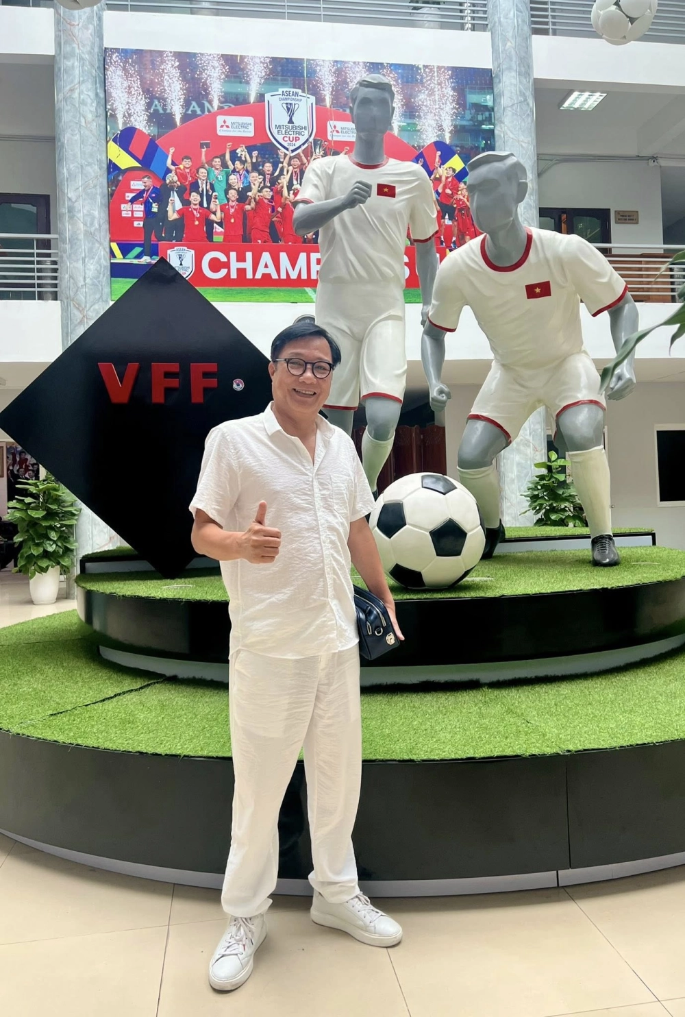 Trọng Trinh tuổi và vẻ ngoài phong độ, trẻ trung