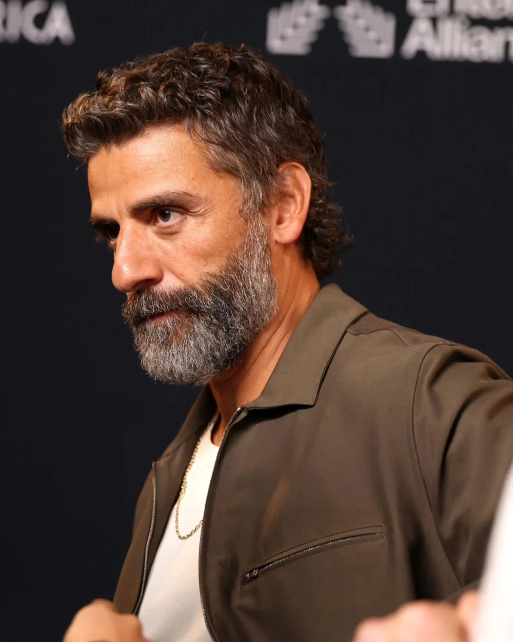 Oscar Isaac height và chiều cao 1m74 của nam diễn viên