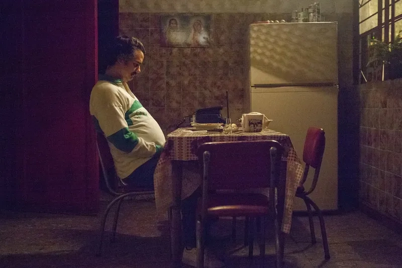 Ngồi một mình cũng hóa huyền thoại như narcos waiting meme