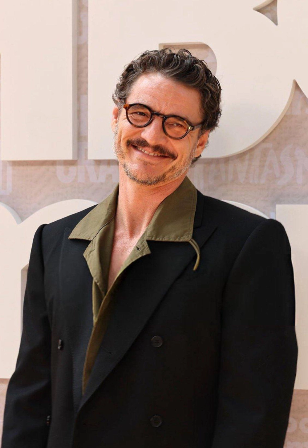 Pedro Pascal height và chiều cao 1m80 của nam tài tử