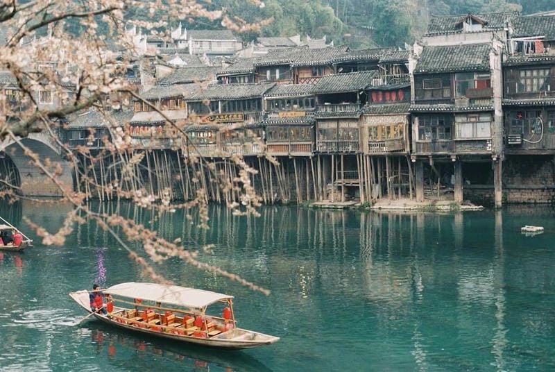 Cùng khám phá vì sao Phượng Hoàng Cổ Trấn là điểm đến được yêu thích