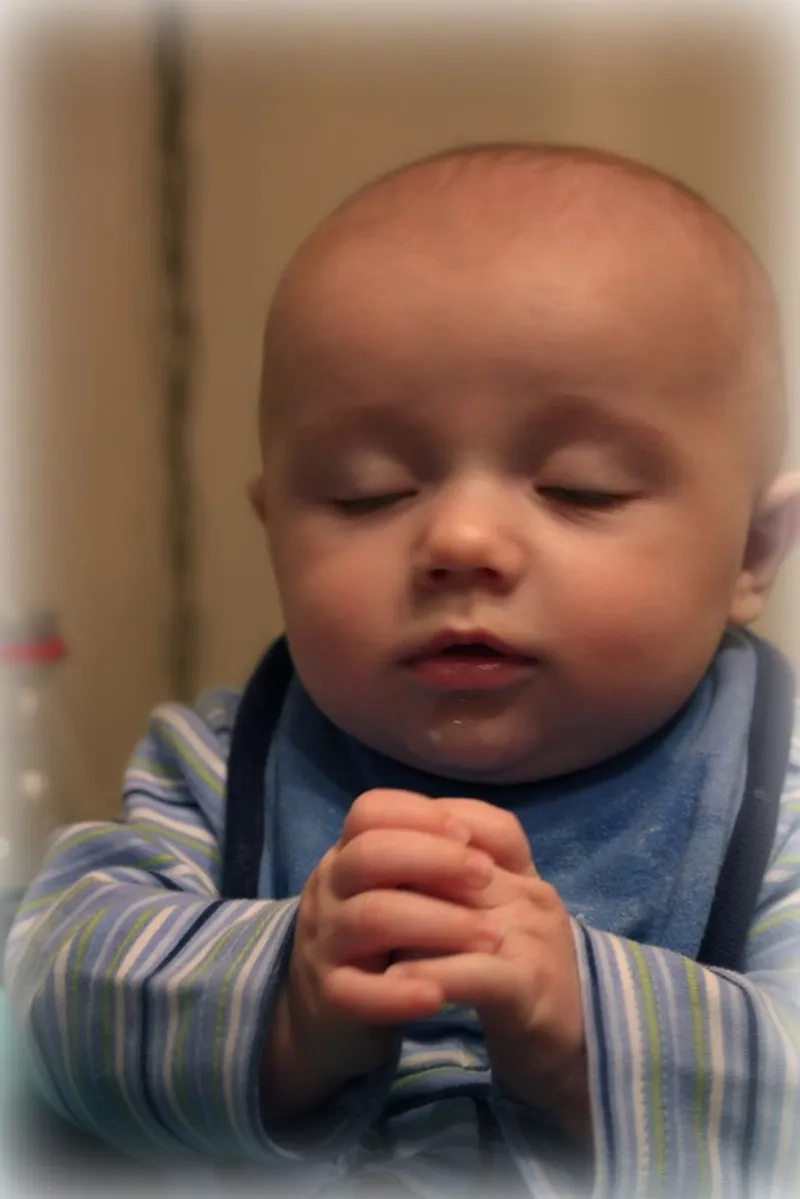 Ý nghĩa hài hước nhưng sâu sắc trong praying hands emoji meme