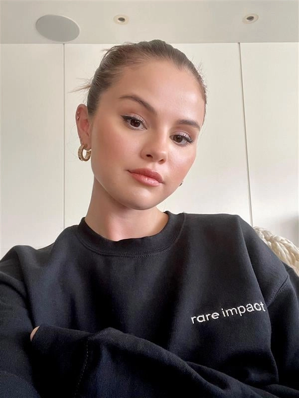 Selena Gomez siêu sao toàn cầu, ca sĩ, diễn viên và bà chủ Rare Beauty