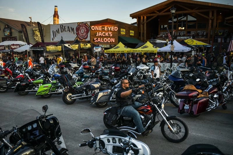 Cười sảng với Sturgis Motorcycle Rally hấp dẫn
