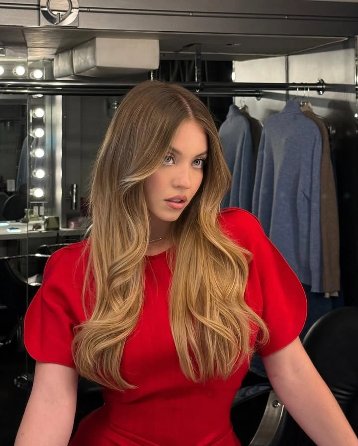 Sydney Sweeney it-girl, biểu tượng gợi cảm mới của Hollywood