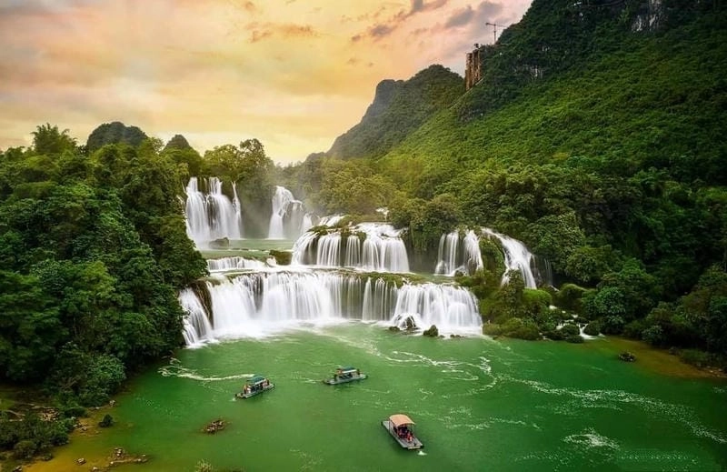 Lạc lối trong thác Bản Giốc check in