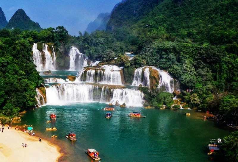 Đắm mình trong thác Bản Giốc hùng vĩ