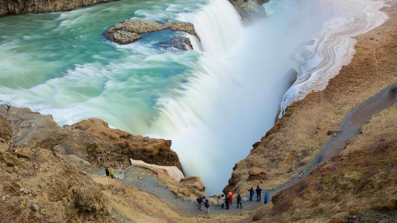 Đắm mình trong thác Gullfoss kỳ vĩ