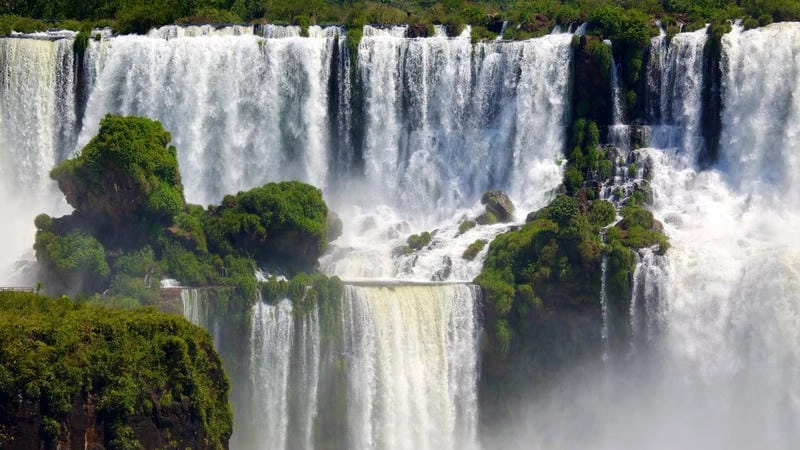Đắm mình trong thác Iguazu kỳ vĩ