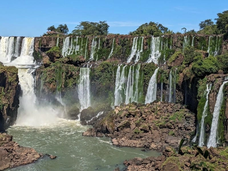Lạc lối trong thác Iguazu mê hoặc