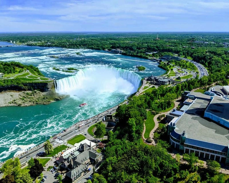 Lạc lối trong thác Niagara hoàng hôn