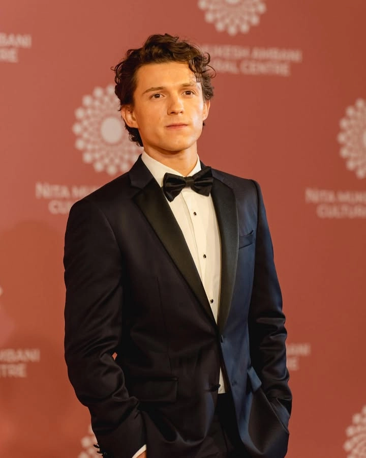 Tom Holland Lip Sync Battle và màn trình diễn Umbrella huyền thoại