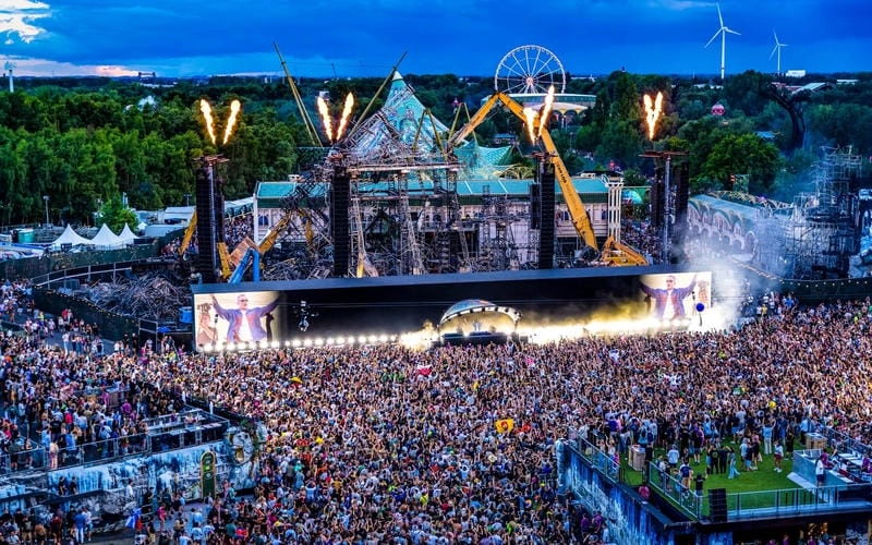 Cùng du ngoạn Tomorrowland hoành tráng