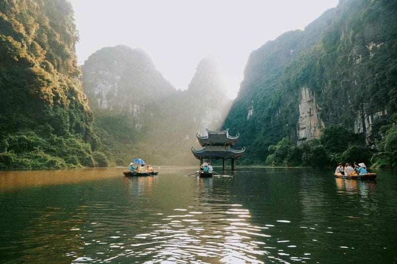Đắm mình trong Tràng An hang động