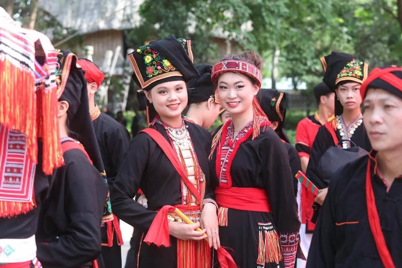 Tìm hiểu nguồn gốc và ý nghĩa của trang phục lễ hội