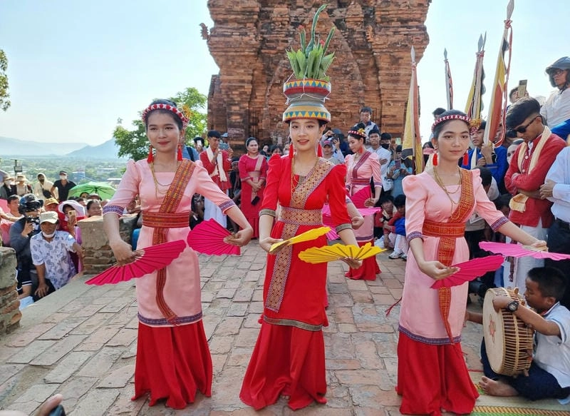 Cười sảng với trang phục lễ hội màu sắc