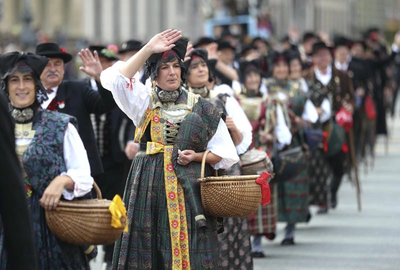 Cười sảng với trang phục Oktoberfest hoành tráng