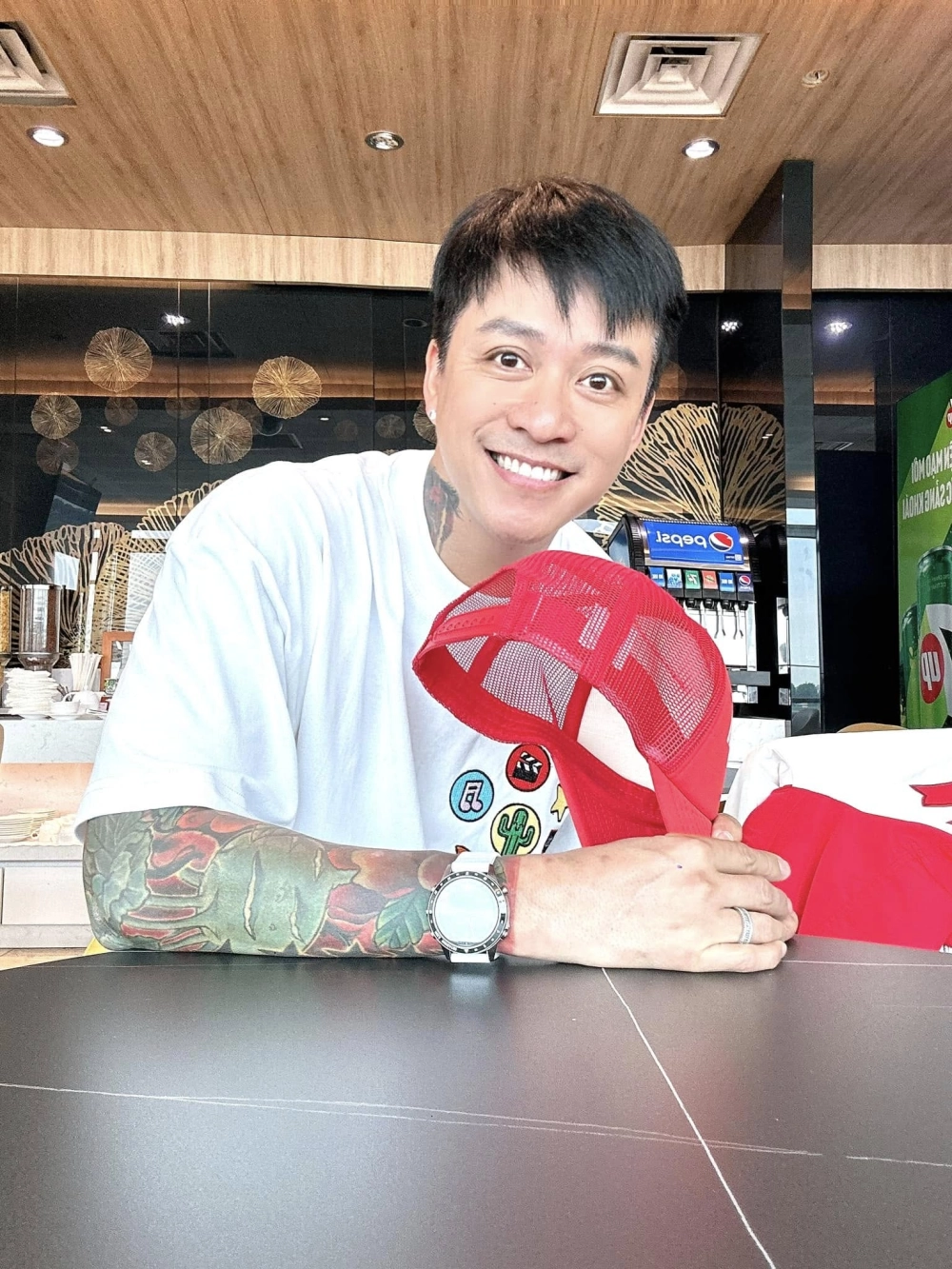 Tuấn Hưng nam ca sĩ hàng đầu và giọng ca khàn đặc trưng của Vpop