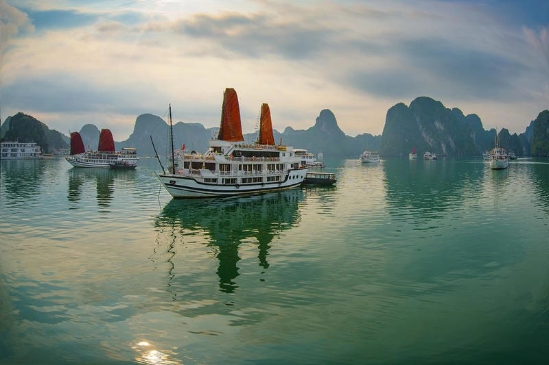 Tìm về Vịnh Hạ Long huyền ảo
