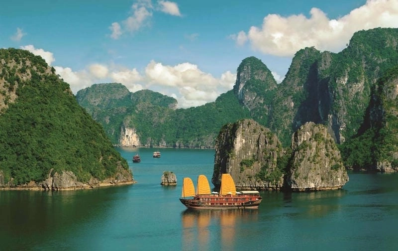 Đắm mình trong Vịnh Hạ Long hùng vĩ