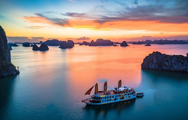 Ngắm nhìn Vịnh Hạ Long thiên nhiên