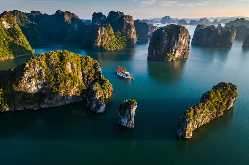 Lạc lối trong Vịnh Hạ Long nổi tiếng