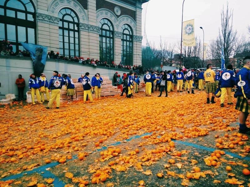 Cùng đắm mình trong lễ hội Battle of the Oranges sôi động