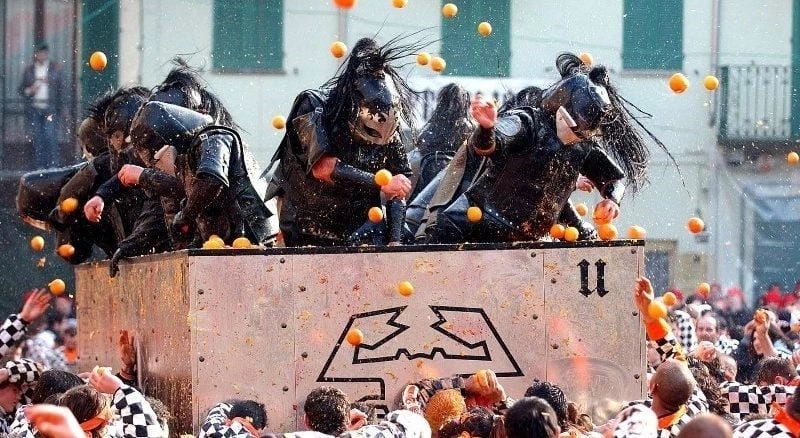 Săn những bức ảnh lễ hội Battle of the Oranges rực rỡ