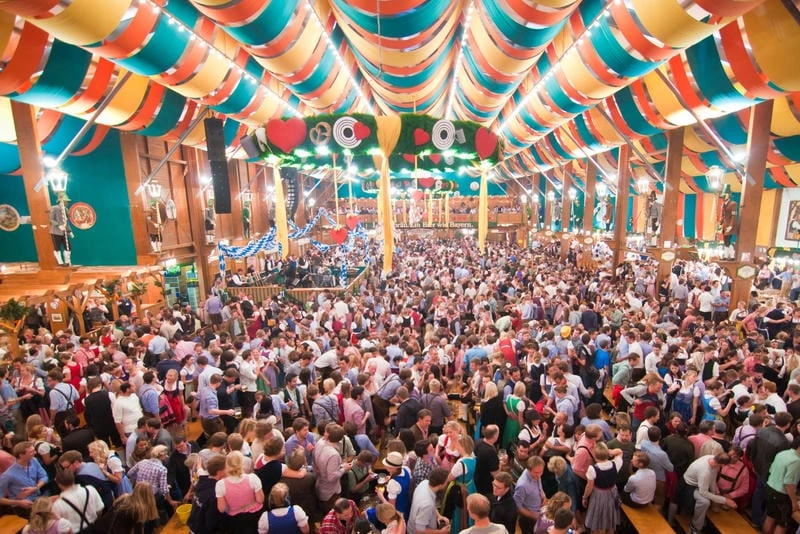 Cùng đắm mình trong lễ hội bia Cannstatter Volksfest sôi động