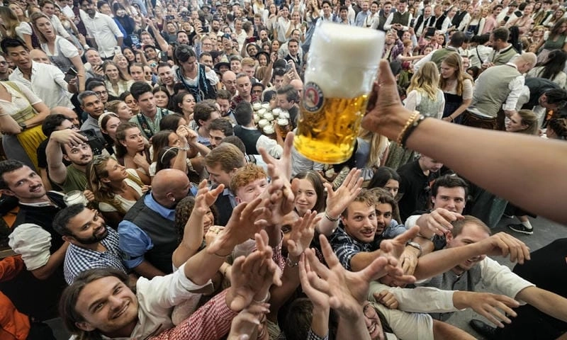 Ngắm nhìn vẻ đẹp lễ hội bia Cannstatter Volksfest hấp dẫn