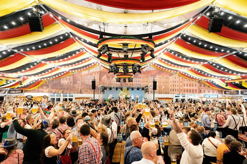 Lạc lối trong lễ hội bia Cannstatter Volksfest lung linh