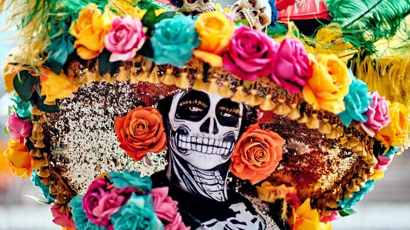 Cùng đắm mình trong lễ hội Day of the Dead parade truyền thống