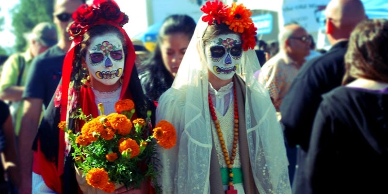 Thức dậy cùng lễ hội Day of the Dead parade nổi tiếng