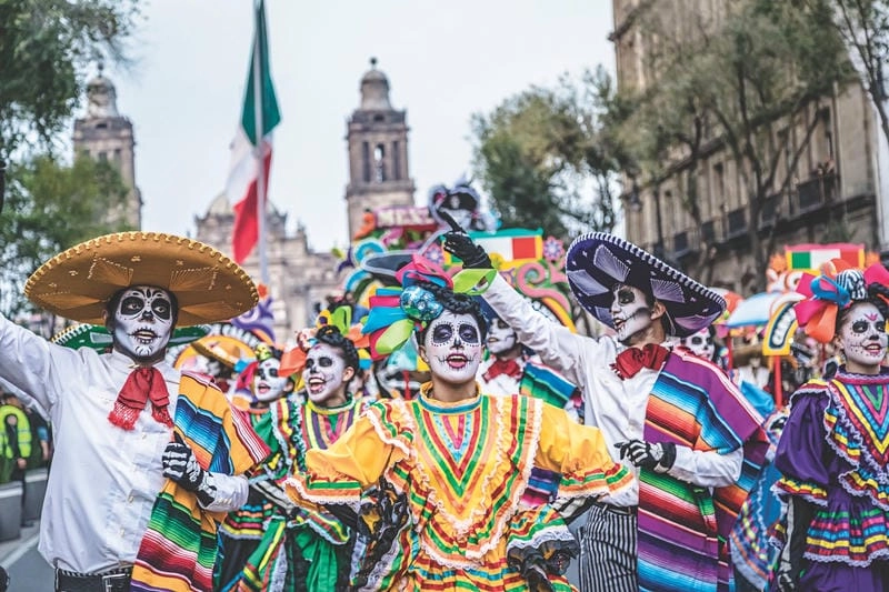 Ngắm nhìn vẻ đẹp lễ hội Day of the Dead parade rực rỡ