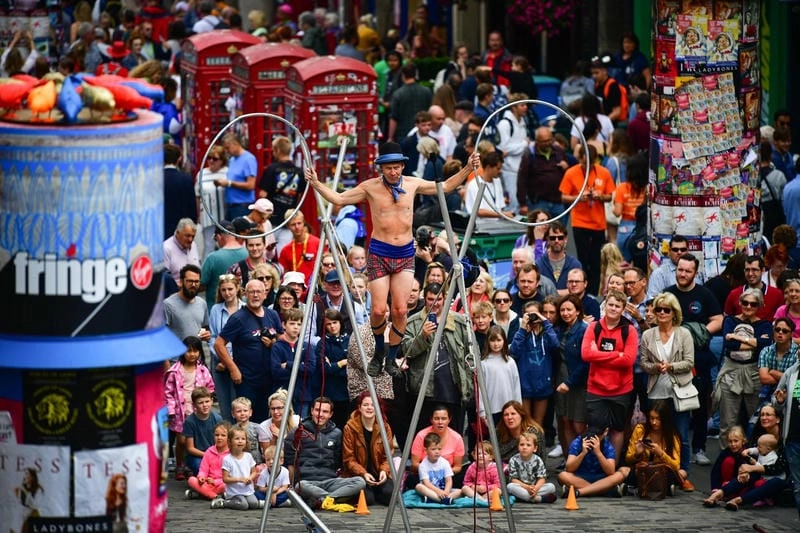 Săn những bức ảnh lễ hội Edinburgh Festival Fringe rực rỡ