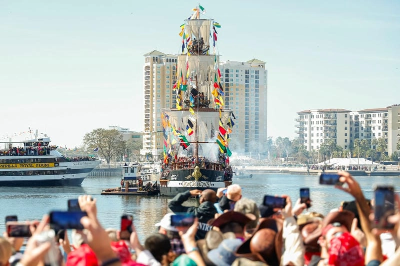 Thức dậy cùng lễ hội Gasparilla Pirate náo nhiệt