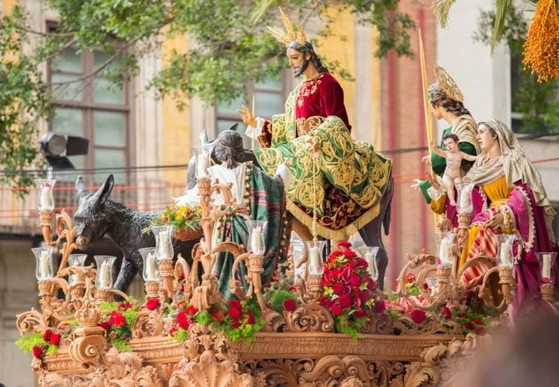Cười sảng với lễ hội Holy Week vui nhộn