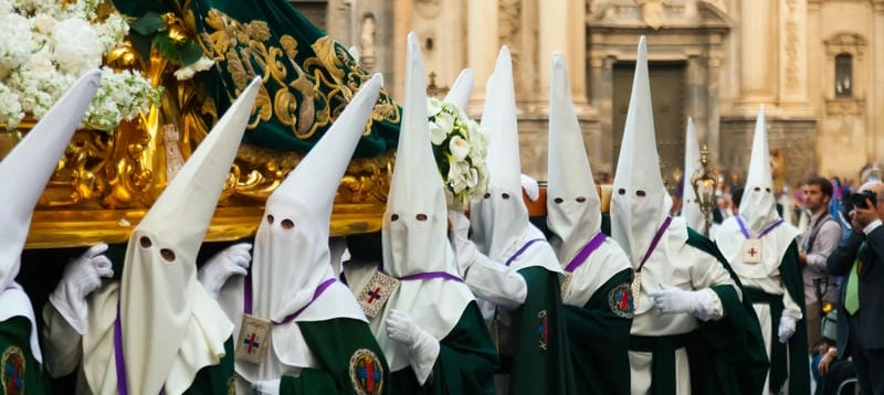 Lạc lối trong lễ hội Holy Week đặc sắc