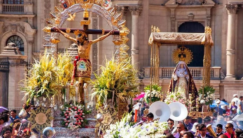 Thức dậy cùng lễ hội Holy Week ấn tượng