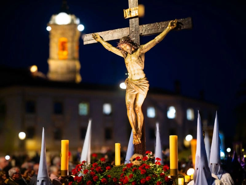 Lạc lối trong lễ hội Holy Week lung linh