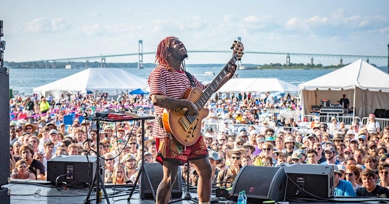 Lạc lối trong lễ hội Newport Folk vui nhộn