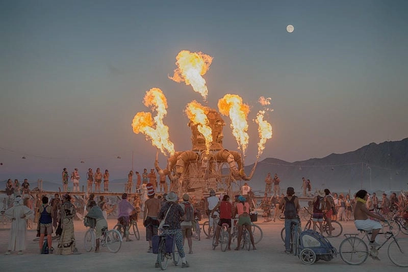 Ngắm nhìn vẻ đẹp lễ hội nghệ thuật Burning Man rực rỡ