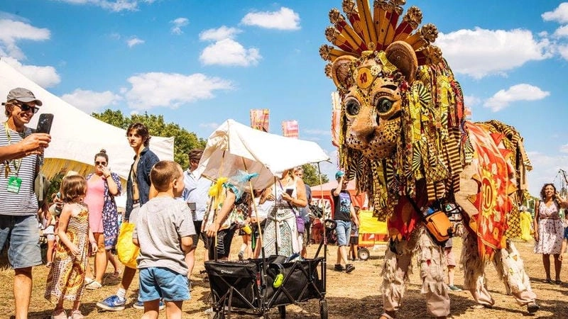 Cười sảng với lễ hội WOMAD nổi tiếng